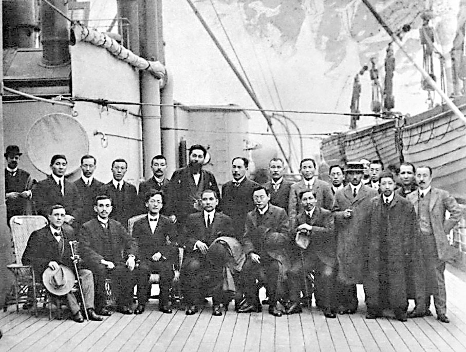 ◆孫中山1911年在香港與胡漢民（前排左三）、陳少白（前排左五）等革命友人在船上合照。