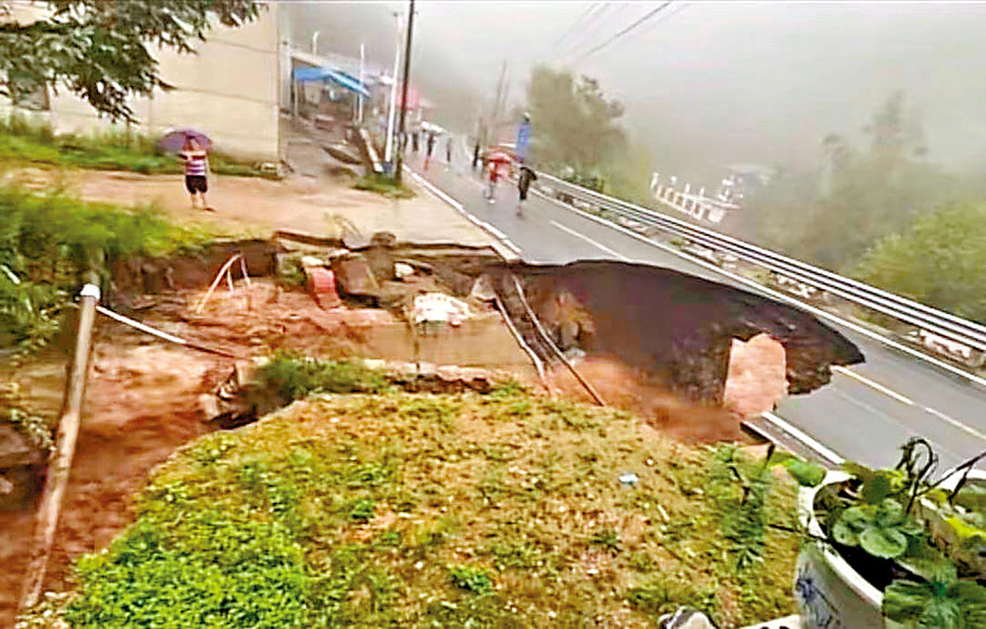 ◆西安一村突發山洪泥石流，致當地道路、橋樑、供電等多處基礎設施受損。香港文匯報西安傳真
