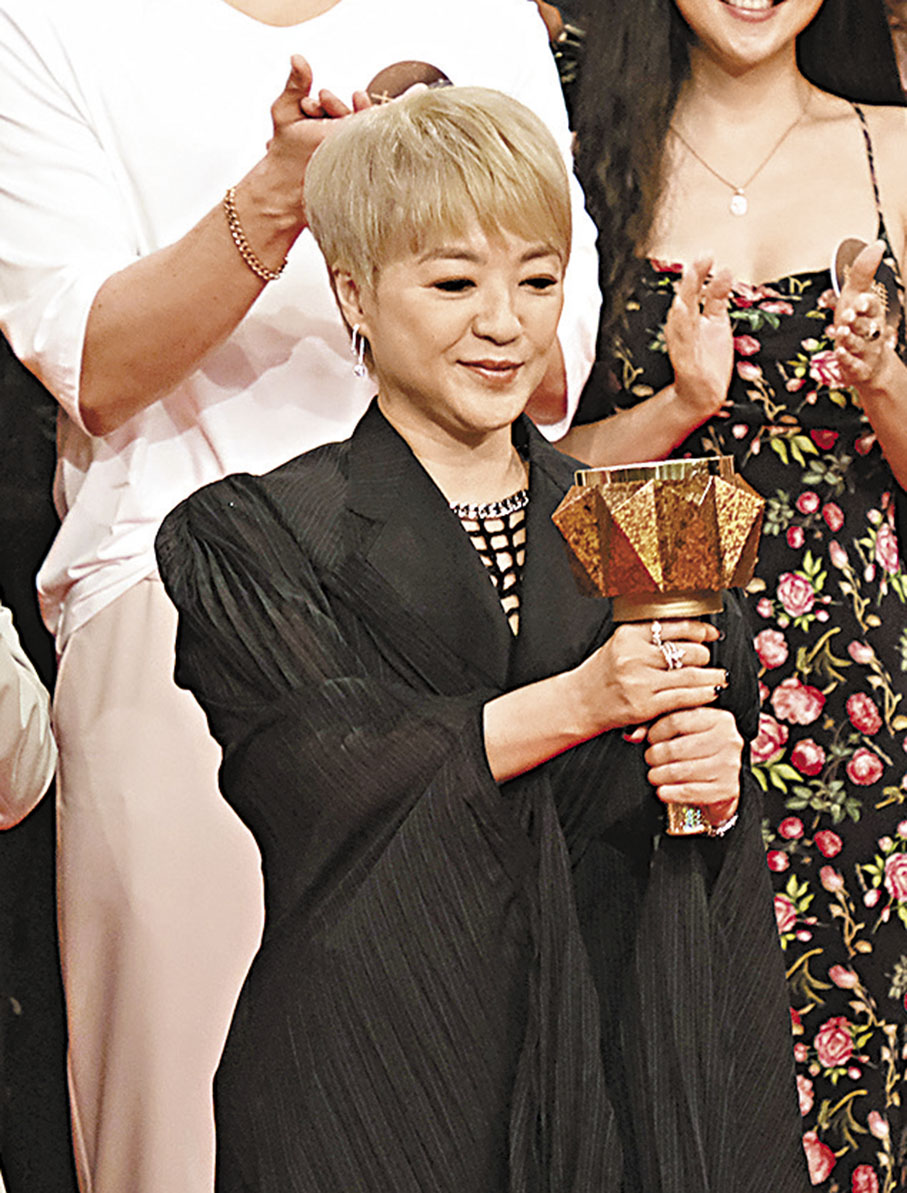 ◆陳慧嫻接過火炬，寓意「燃續聲Sing之火」。