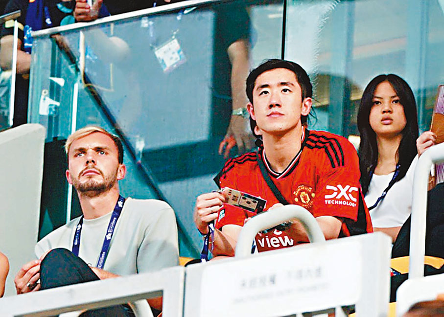 ◆羽毛球名將鄧俊文（中）忙裏偷閒入場觀戰。