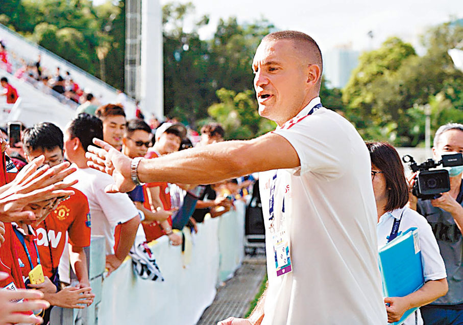 ◆曼聯名宿維迪與球迷擊掌互動。