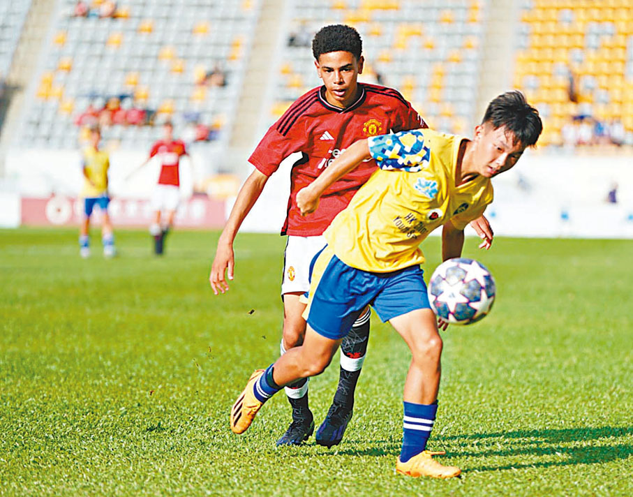 ◆港小將（黃衫）力拚曼聯U16球員。