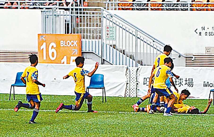 ◆香港青年聯賽選手隊慶祝入球。香港文匯報記者郭正謙  攝