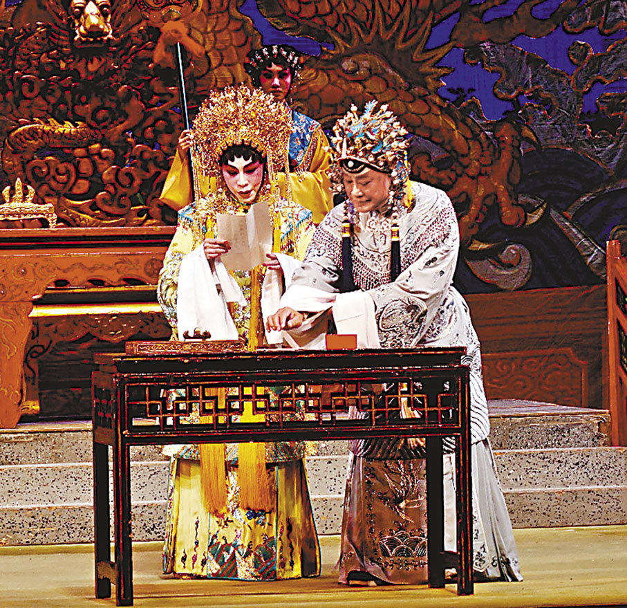 ◆廖國森反串演太后與鄭敏儀的宓妃演出《金殿寫書》。