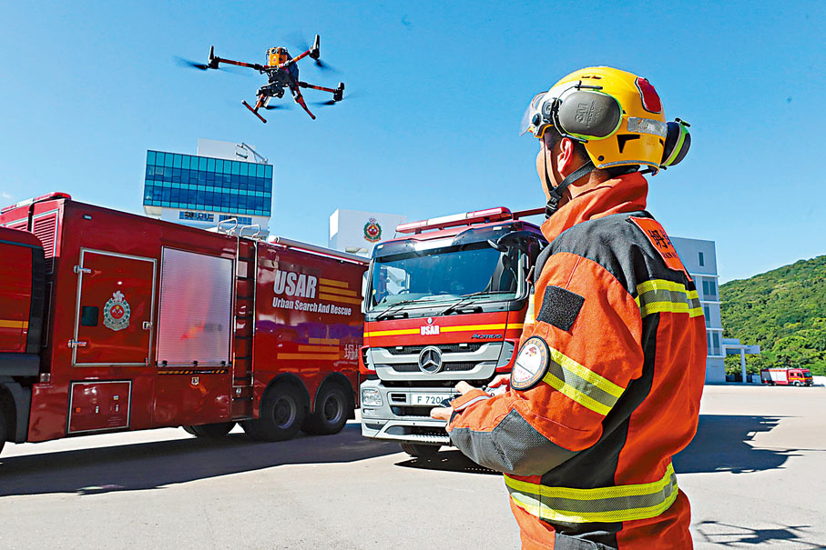 ◆無人機開始應用到救援、搜索及巡查行動上。圖為曾參與土耳其救援行動的隊員示範應用無人機展開搜救。 資料圖片
