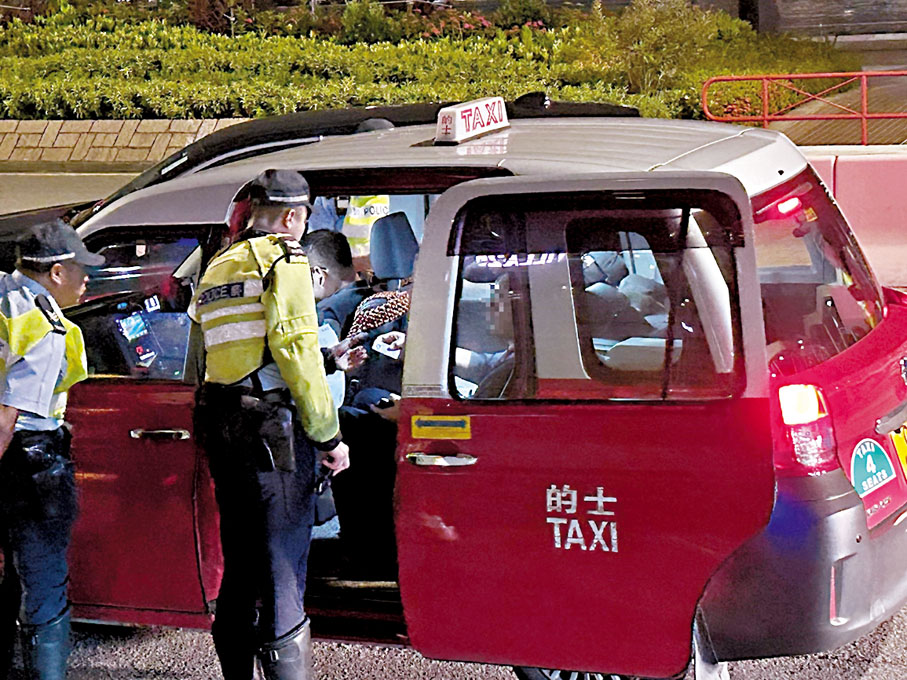 ◆警方在尖沙咀區內設置路障截查可疑「黑的」。 警方圖片