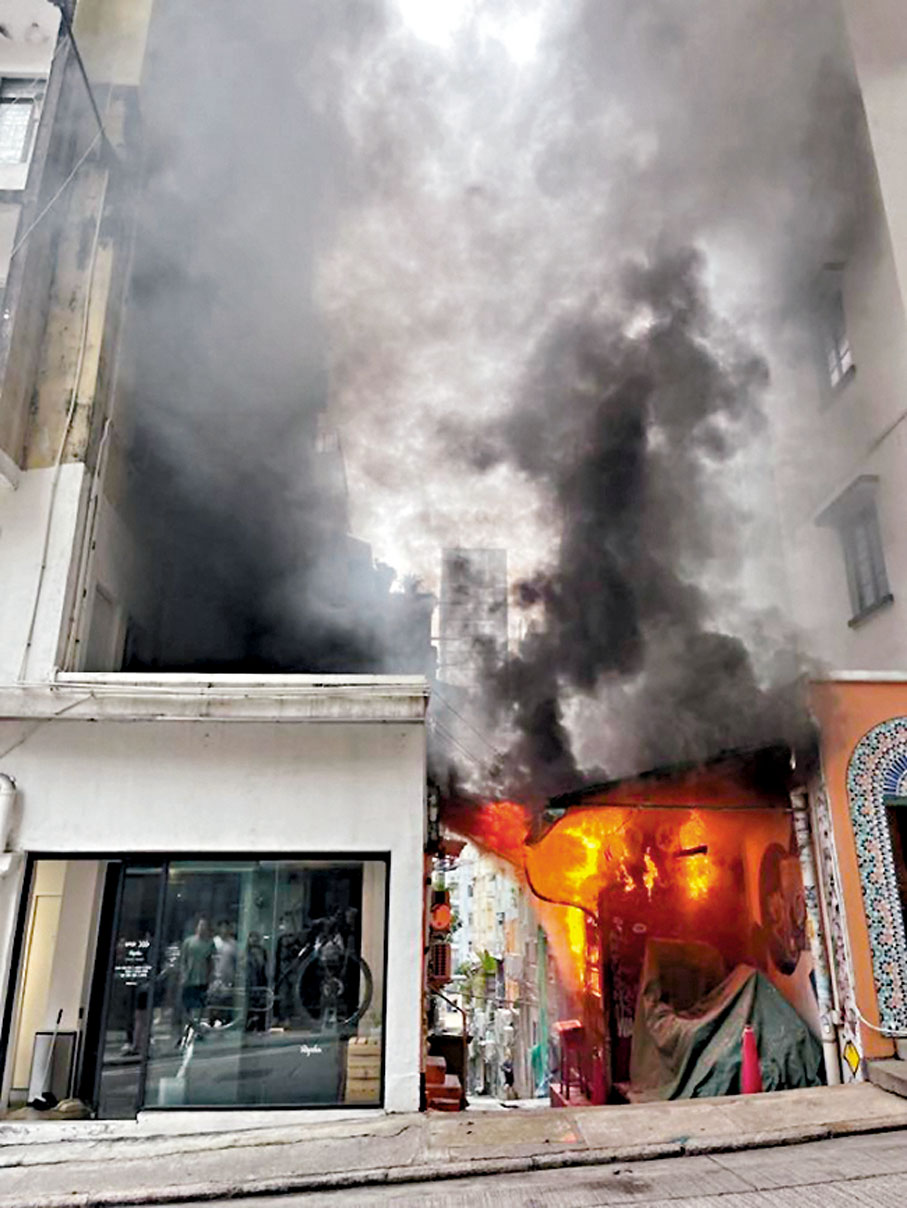 ◆百年古廟「福德宮」陷入火海，濃煙捲上半空。網上圖片