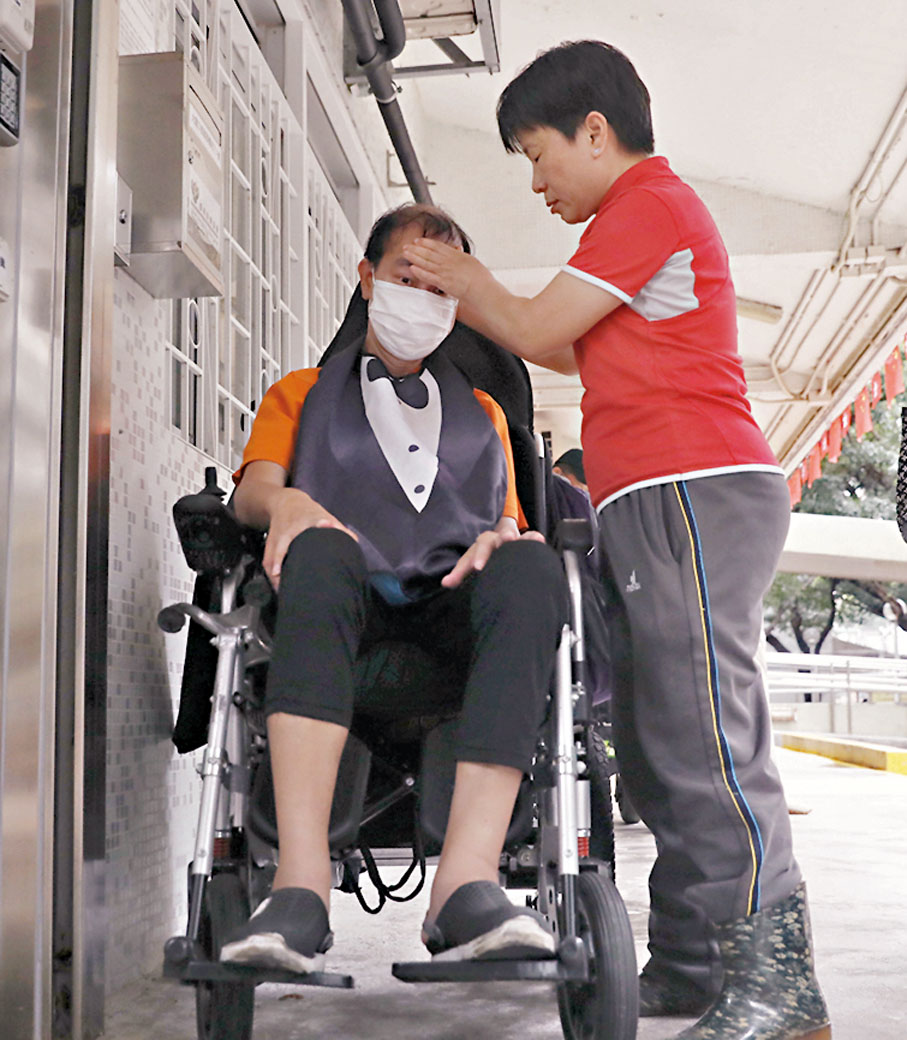 ◆香港肌健協會指半數漸凍人症患者僅餘9個月命。圖為受訪者鄭先生與鄭太太。 香港文匯報記者郭木又 攝