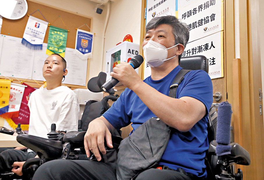 ◆另一名漸凍人症患者胡先生(右)。香港文匯報記者郭木又 攝