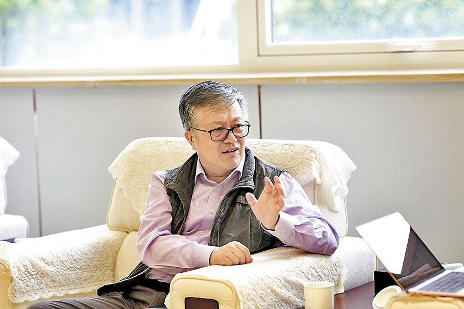 ◆孟憲實接受訪問。 通訊員曹明 攝