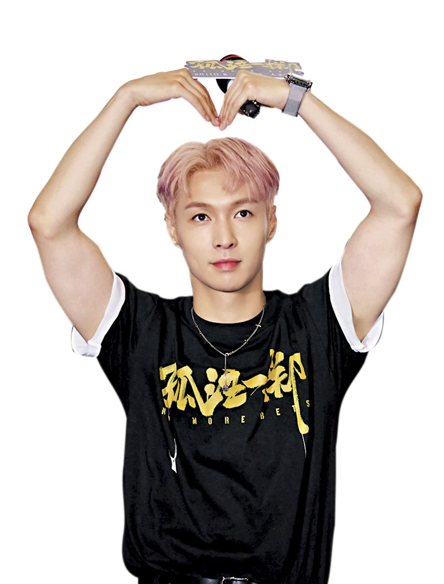 ◆張藝興《孤注一擲》路演大派心心。