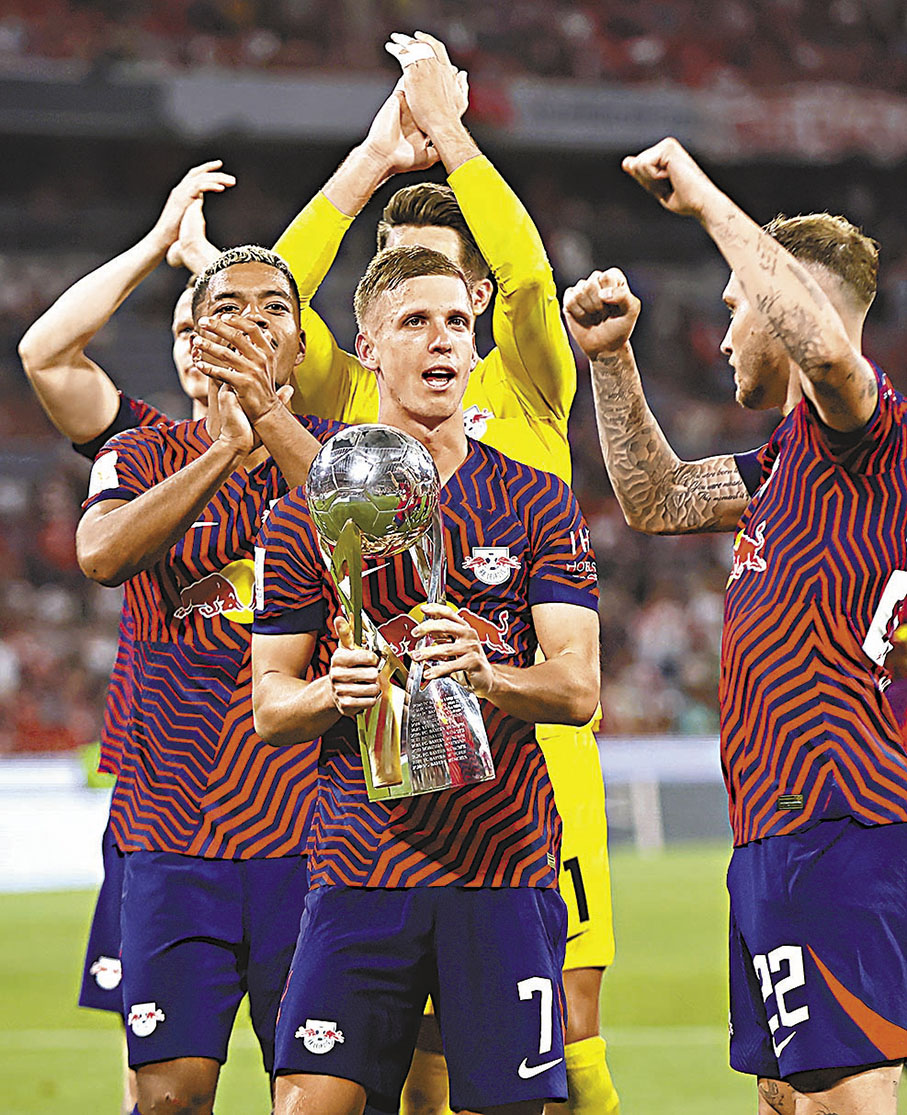 ◆丹尼爾奧莫(前，7號)成為RB萊比錫捧盃英雄。  新華社