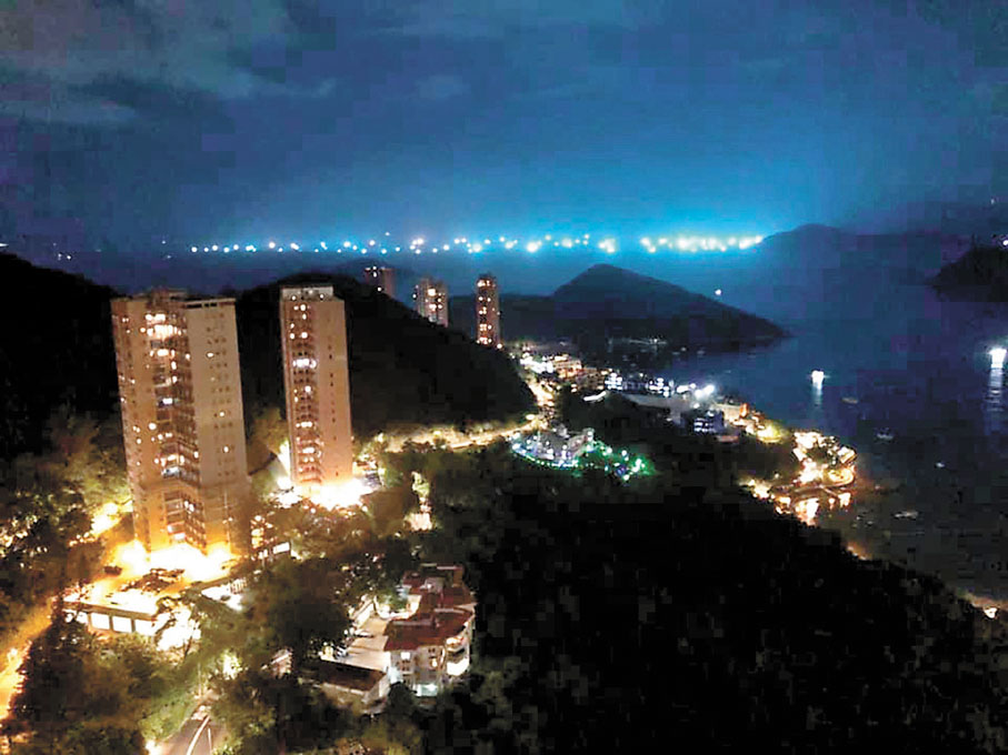 ◆由鴨脷洲望向南丫島方向，數公里外的漁船燈光連綿不絕。