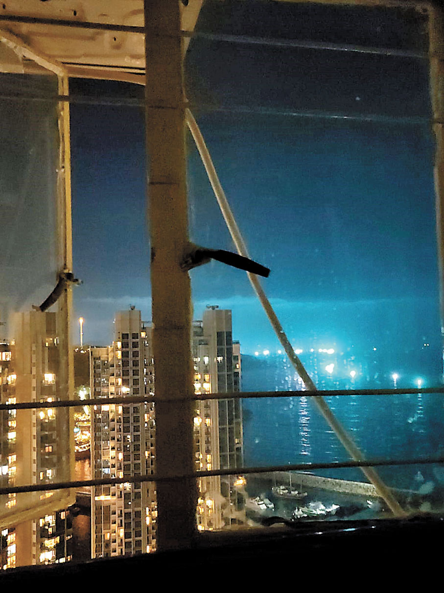 ◆漁船燈光直射鴨脷洲利東邨居民劉先生的單位內，令他「無覺好瞓」。