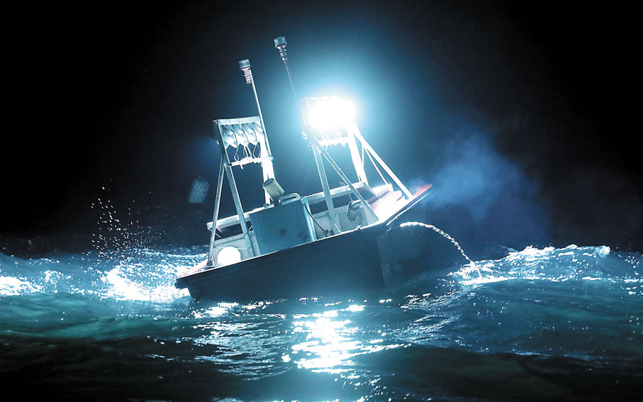 ◆不少漁船為增加魚獲違規使用燈艇。香港文匯報記者郭木又 攝