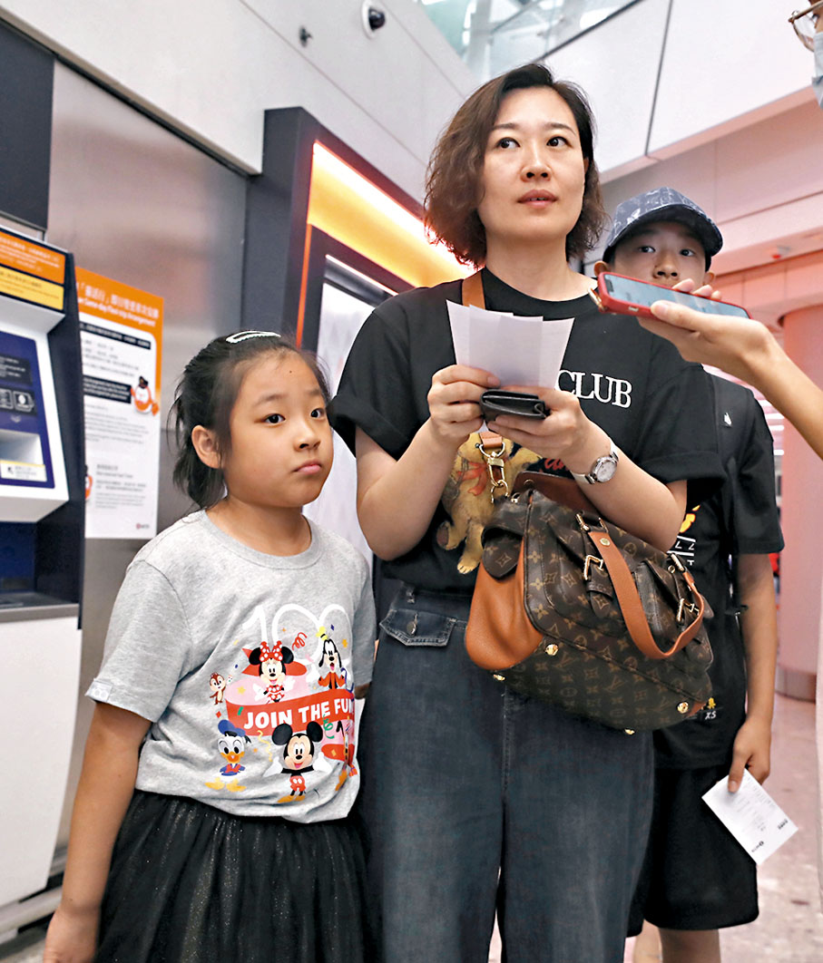◆浙江旅客宋女士趁暑假帶子女訪港，稱新措施令出行時間更自由。香港文匯報記者郭木又 攝