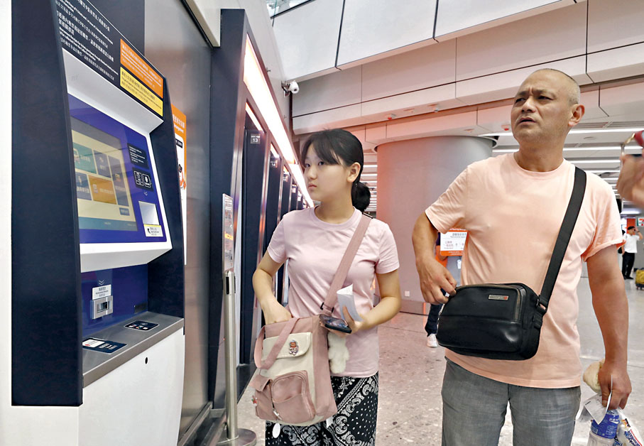 ◆經常乘搭高鐵來往內地的市民姚先生（右）表示，新措施為突發情況提供便利性。 香港文匯報記者郭木又 攝