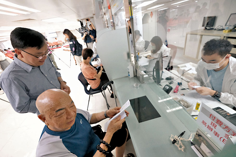 ◆工聯會理事長、立法會議員黃國昨日協助市民到香港中旅證件服務旺角臨時中心申辦續證。香港文匯報記者涂穴 攝