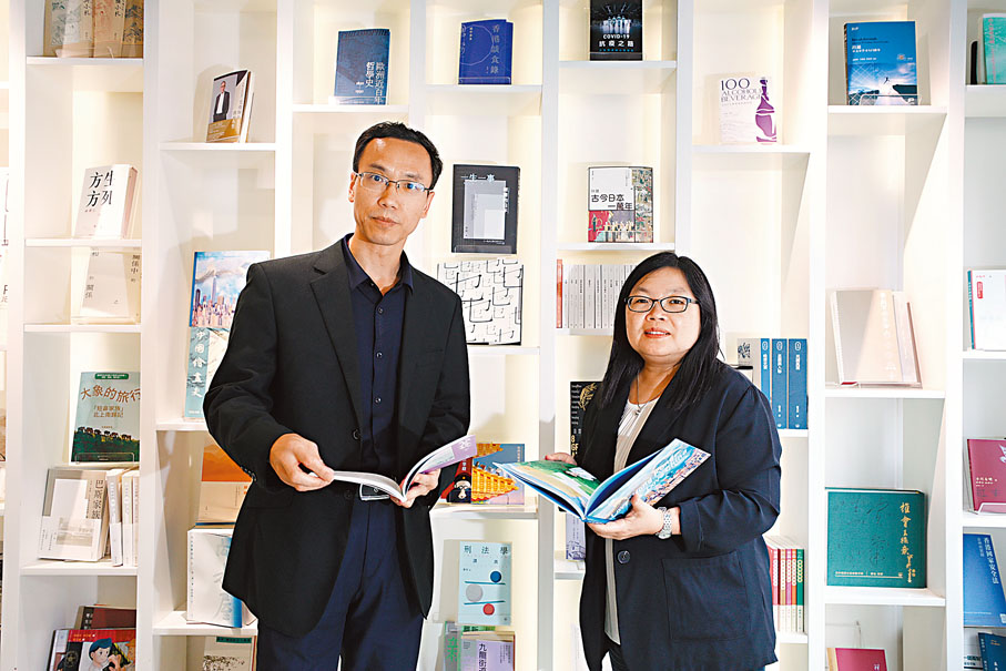◆三聯書店與香港文匯報的理念很相近，致力讓全球讀者了解當代中國發展，積極弘揚博大精深的中國傳統文化，全方位說好中國故事。左起：周建華、葉佩珠。 香港文匯報記者萬霜靈  攝