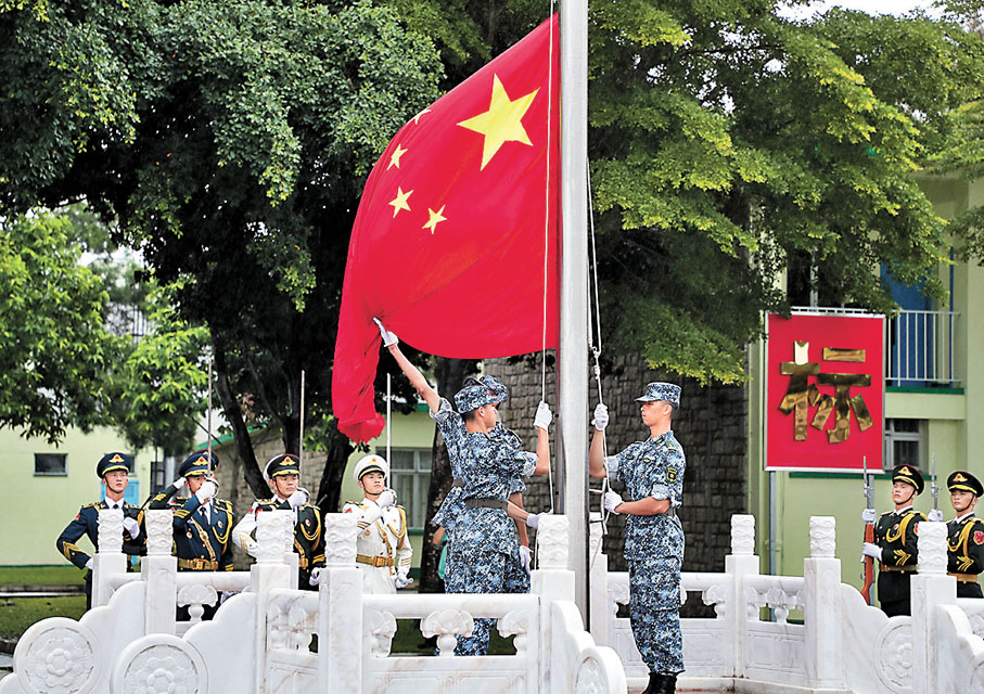 ◆學員在雄壯的國歌聲中，隆重舉行莊嚴的升國旗儀式。