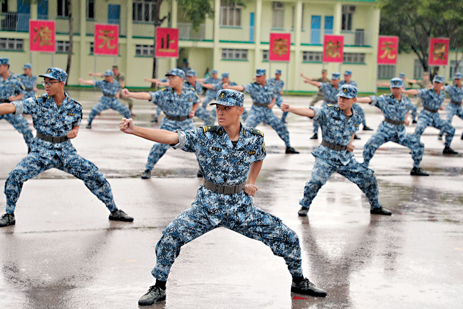 ◆學員表演軍體拳，展示體驗營的訓練成果。
