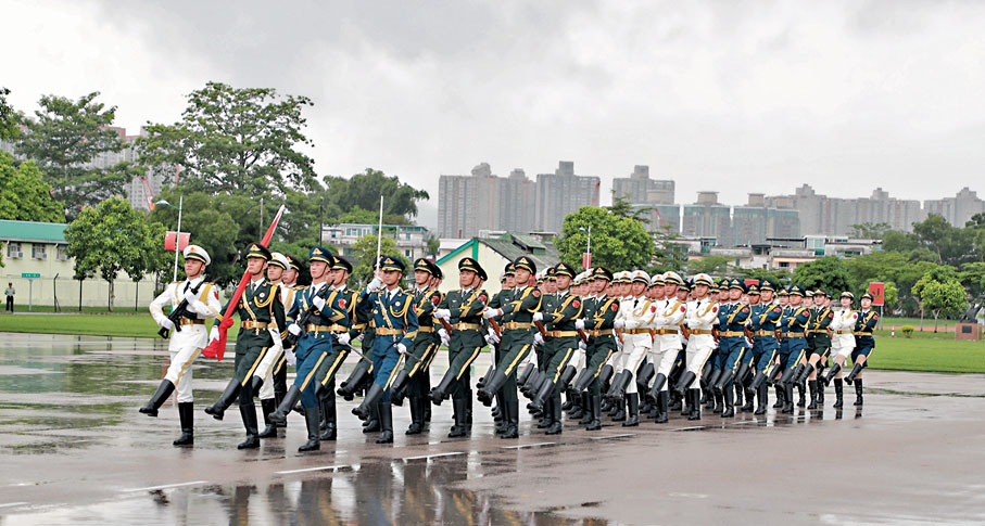 ◆學員整齊列隊、精神抖擻地表演步操。