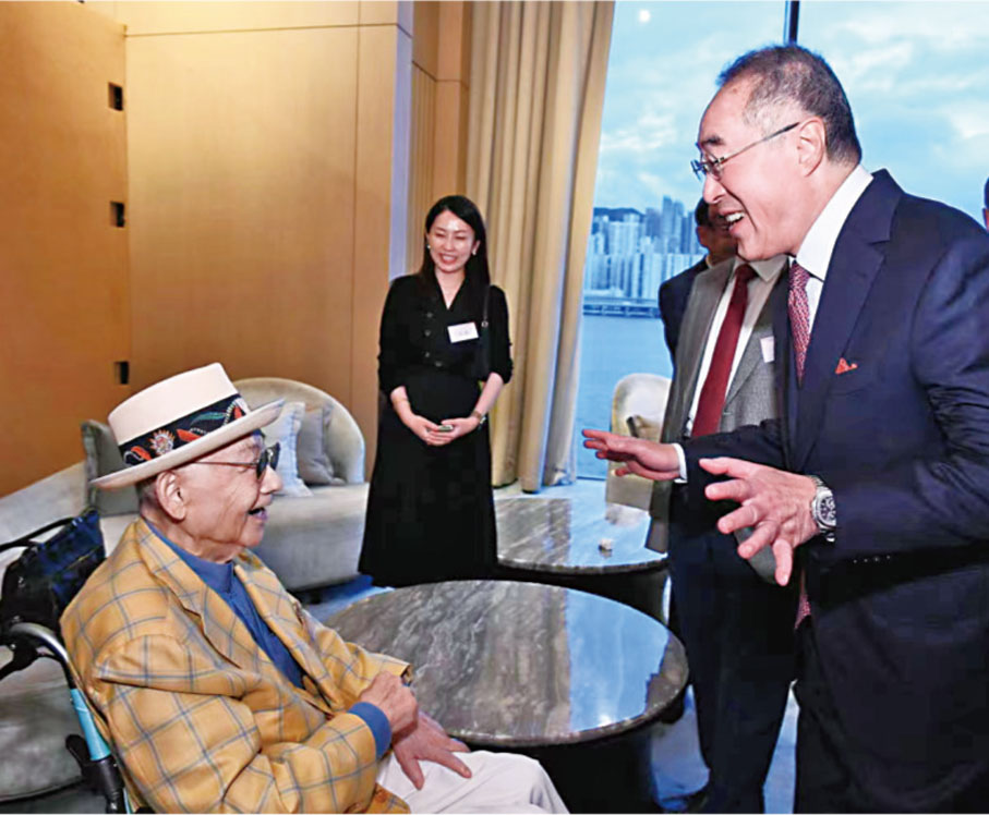 ◆唐英年（右）問候榮譽會長張宗憲。