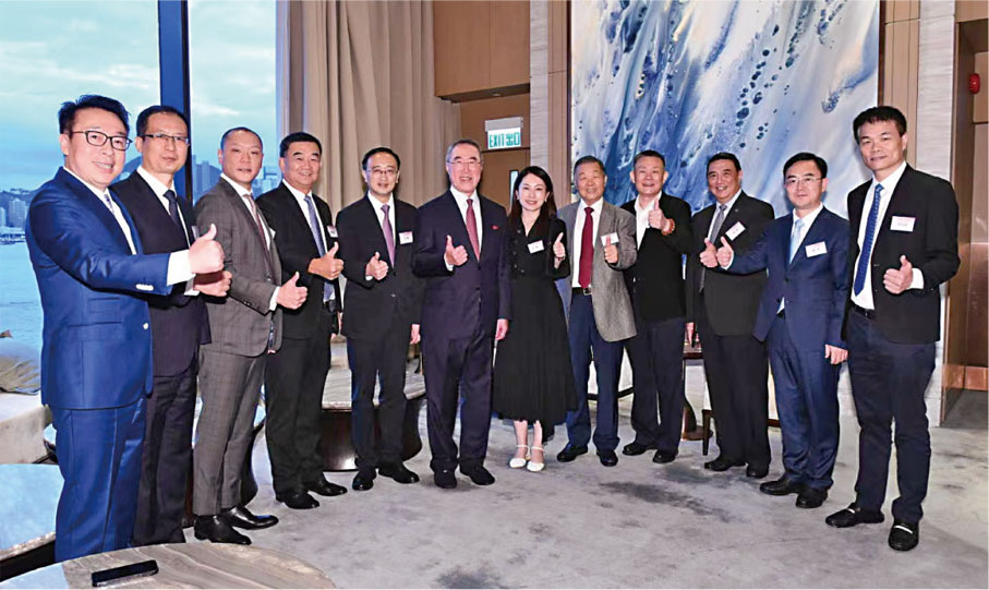 ◆唐英年和部分與會代表合影。