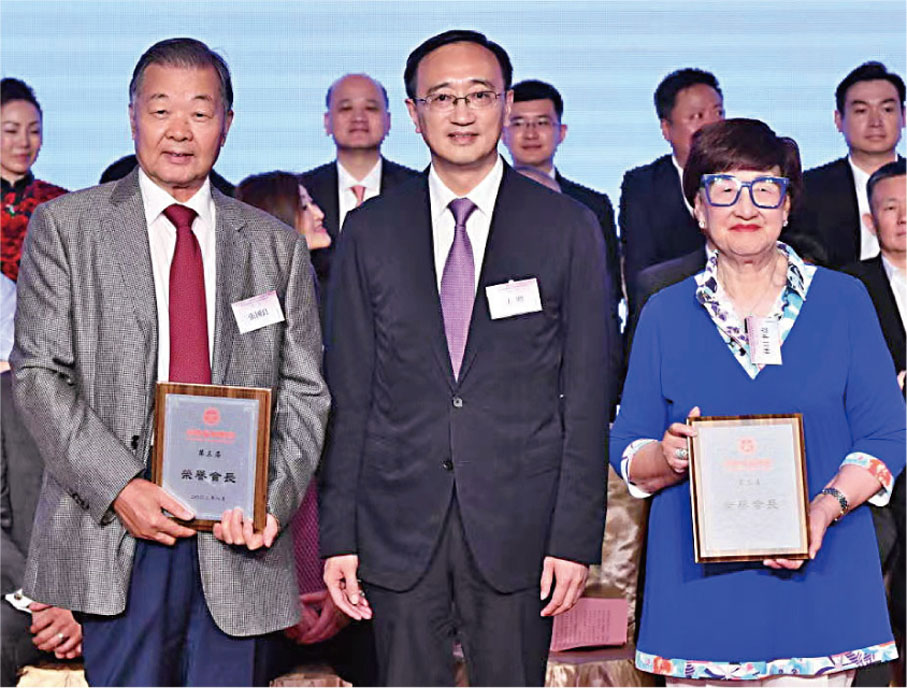 ◆王颺（中）向榮譽會長代表張國良（左）及林貝聿嘉（右）授牌。
