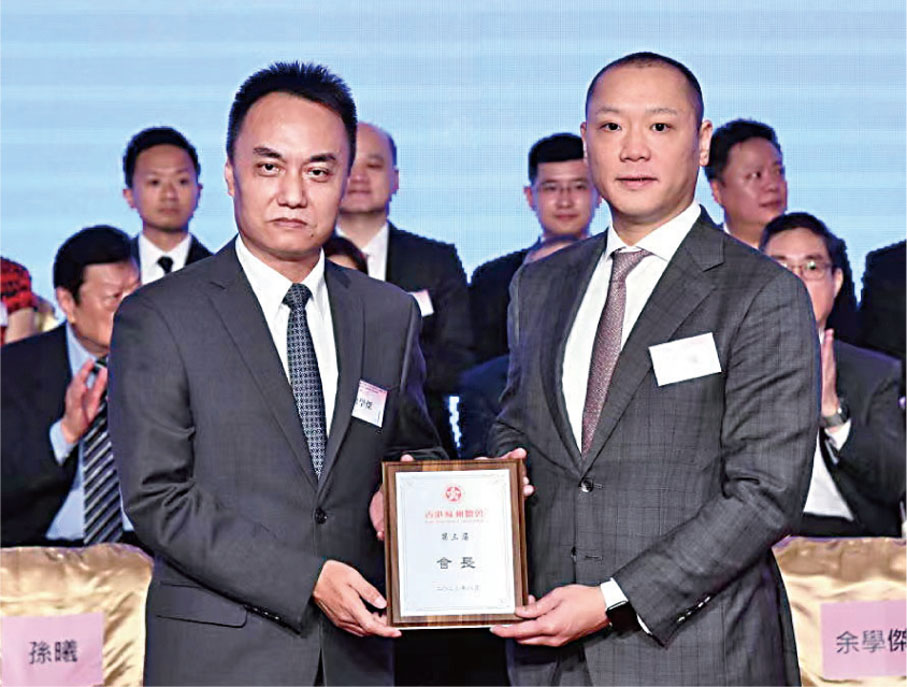 ◆余學潔（左）向孫曦（右）授牌。