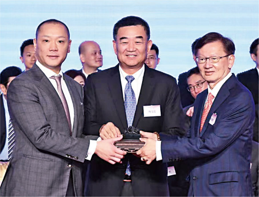 ◆在姚茂龍（中）見證下，馬忠禮（右）將香港蘇州總會的印章交予第三屆會長孫曦（左）。