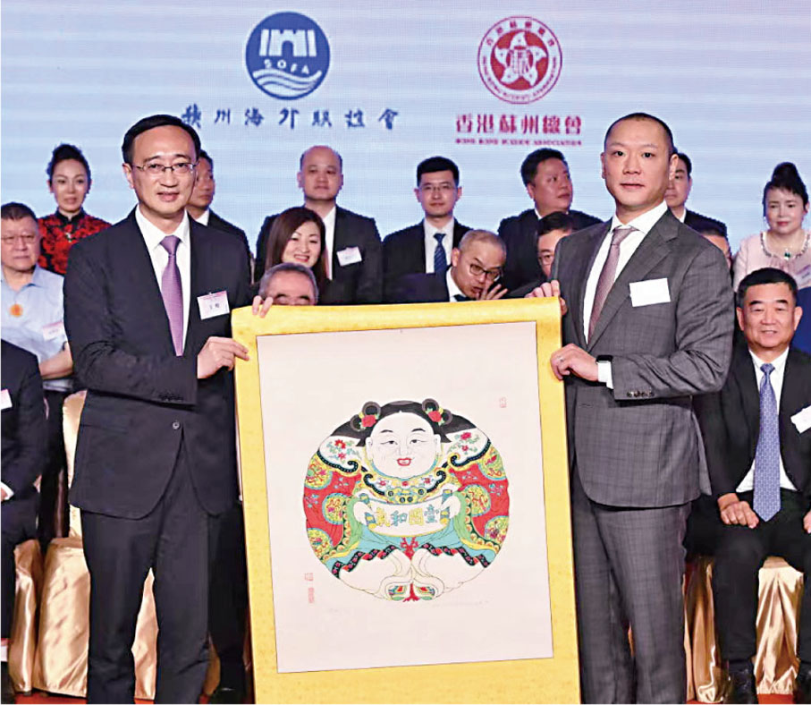 ◆王颺（左）向孫曦（右）贈送紀念品。