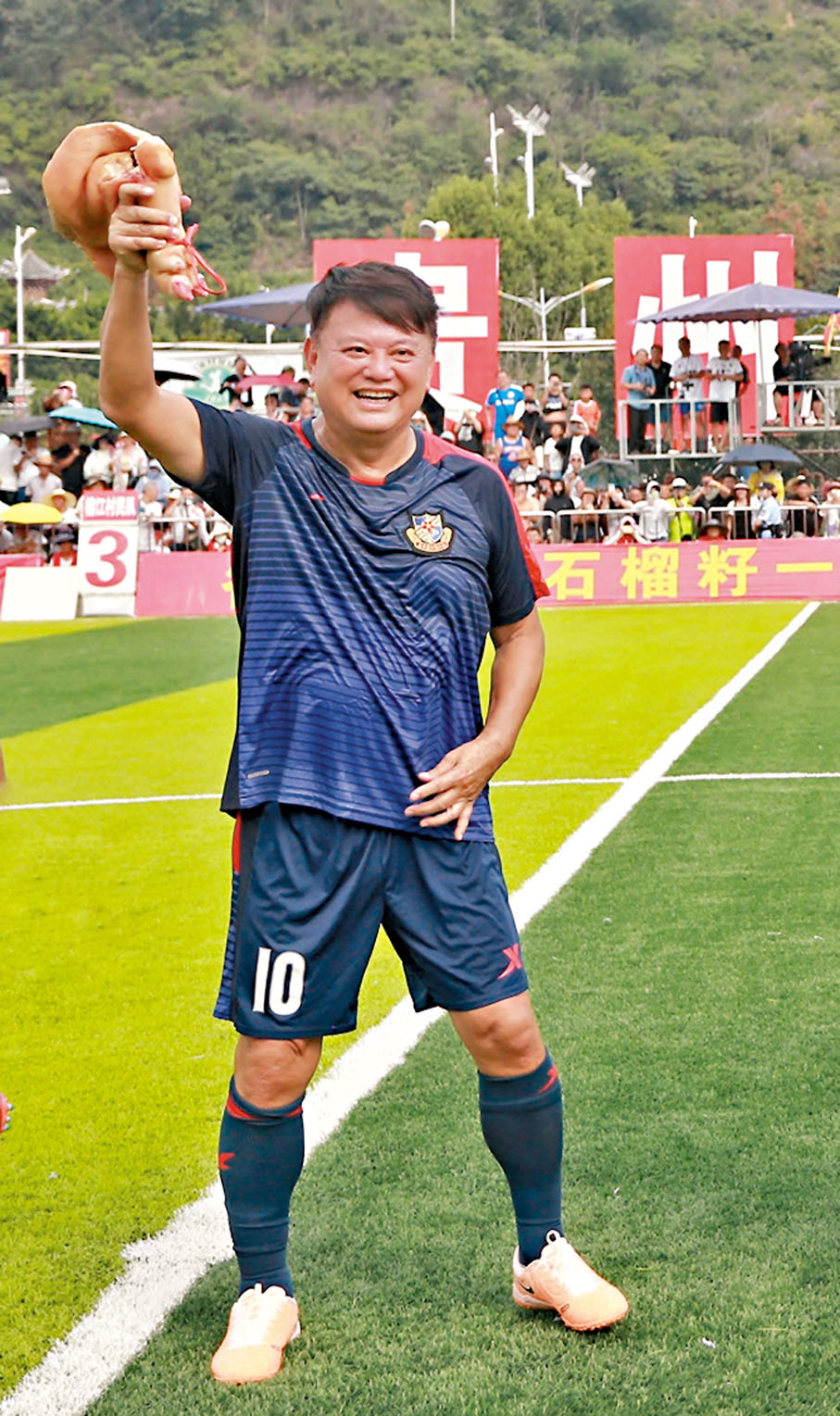 ◆ 陳百祥高舉獎品大豬腳。