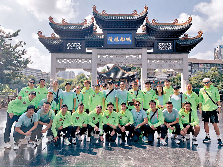 ◆ 香港明星足球隊與「城南勝蹟」牌坊。