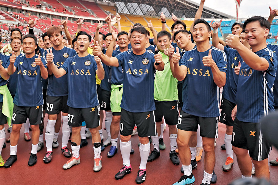 ◆ 明星足球隊在貴陽奧林匹克體育中心比賽很興奮。