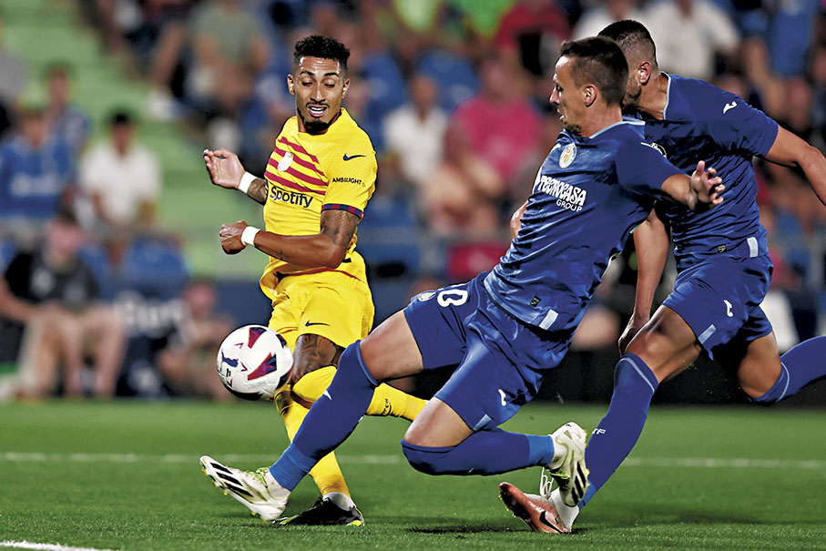 ◆拉芬夏(左)受到對手派上兩人上前「招呼」。  美聯社