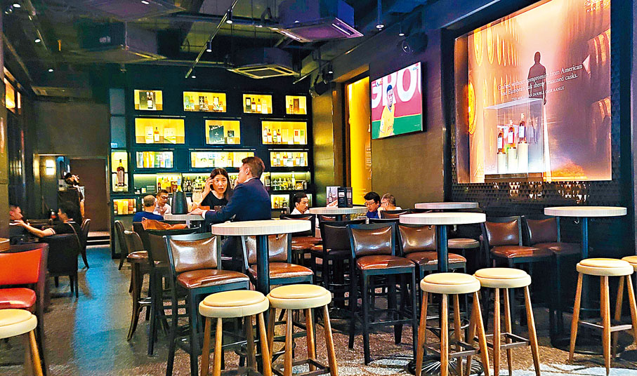 ◆昨日入夜後，尖沙咀一間酒吧生意相當冷清。 香港文匯報記者北山彥  攝