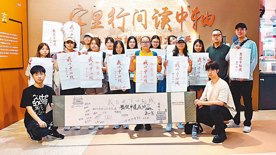 ◆港青參觀首都圖書館文獻展並且體驗雕版。