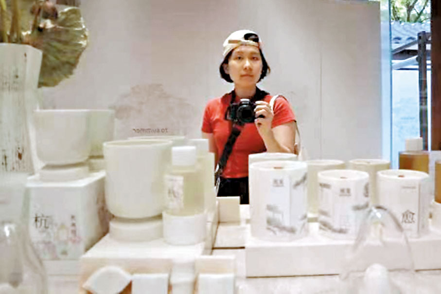 ◆科技大學何韻穎同學認真地搜集素材。