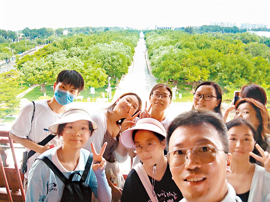 ◆北京中軸線申遺最南端永定門朝北方向也留下了港青自拍留念的身影。