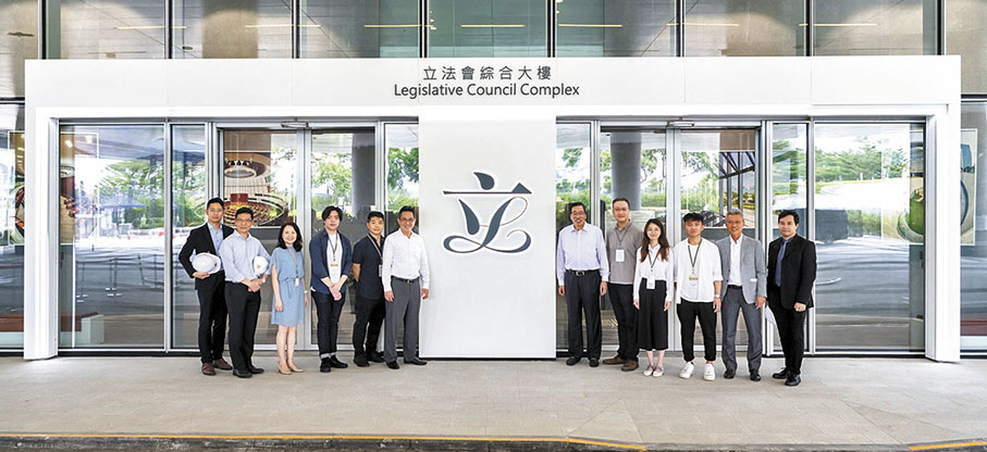 ◆立法會正門入口安裝了米白色新門框，並將「立」字會徽及入口名稱立體化，以及在門框裝上LED燈。 梁君彥Fb圖片