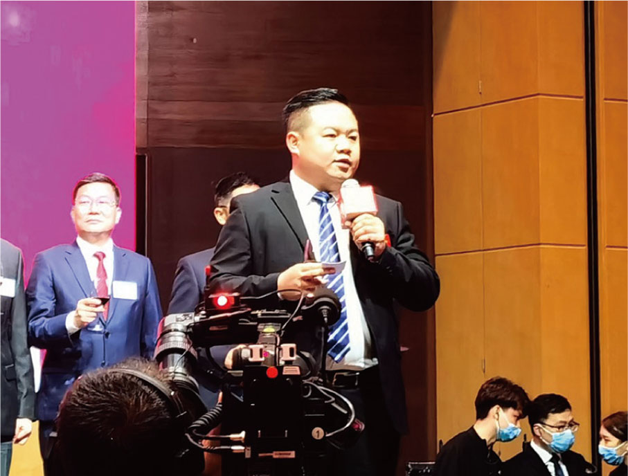 ◆秘書長周士雄祝酒。