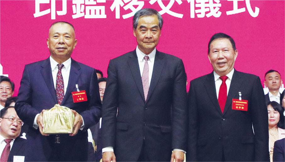 ◆大會舉行了簡單而隆重的印鑑移交儀式，在全國政協副主席梁振英（中）的見證下，海南省港區政協委員聯誼會第三屆會長、換屆籌備小組組長張學修（右）將聯誼會印鑑身移交給第四屆新任會長云海清（左）。