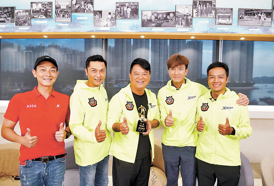 ◆ 左起：梁競徽、關禮傑、陳百祥、馬國明和張智軒多年來熱愛足球。