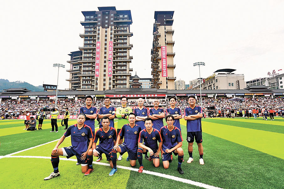 ◆ 香港明星足球隊合影。