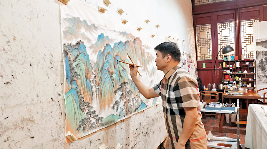 ◆楊東平在創作中。蘇榕蓉 攝