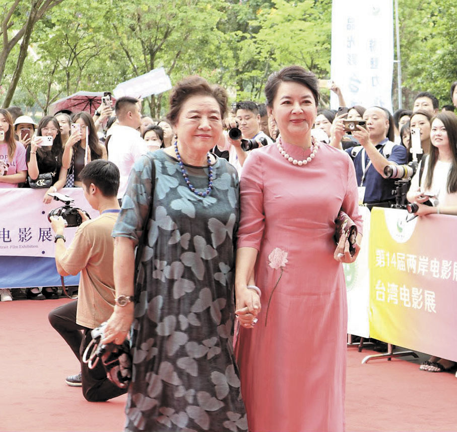 ◆導演肖桂雲（左）和演員胡慧中（右）攜手優雅現身紅毯。