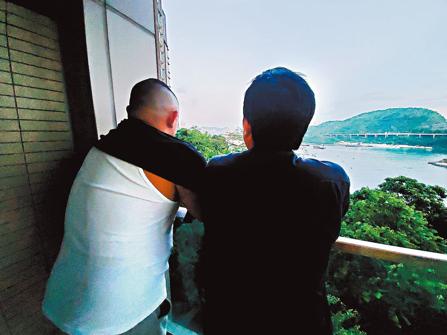 ◆ 陳先生(右) 後悔因為一時心急借錢周轉墮入「借貸黨」的老千局，連累友人阿強(左) 也被警方拘捕。香港文匯報記者文禮願  攝