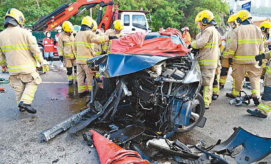 ◆肇事房車嚴重損毀，司機重傷昏迷被困，大批消防員設法拯救。
