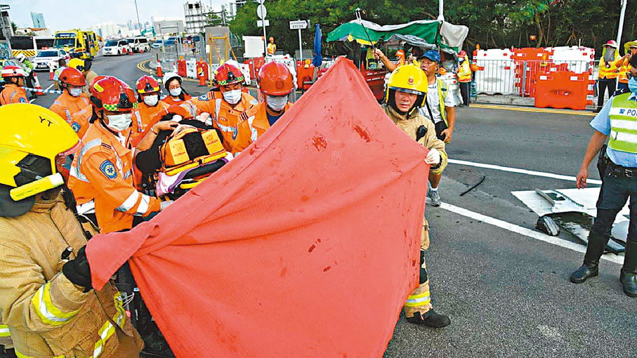 ◆21歲司機被困車內逾個半小時才被救出，由救護車送院，終傷重不治。